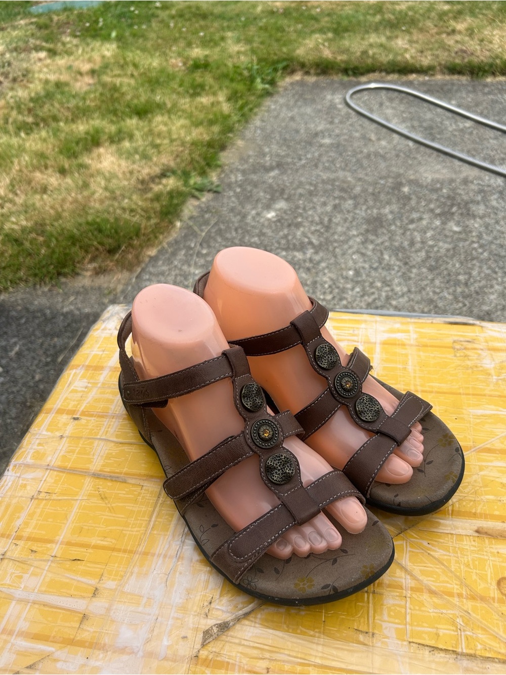 Taos Prize Women’s Brown Leather Strappy Sandals Size 39/8US - Picture 5 of 14